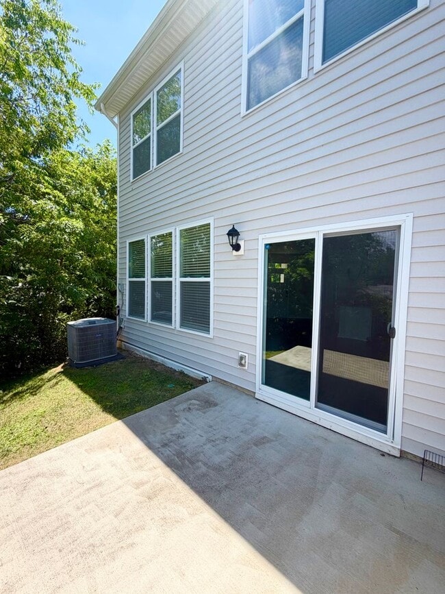 Building Photo - Spacious 3 Bedroom/ 2 Bath townhouse for rent in Fountain Park, convenient Asheville location