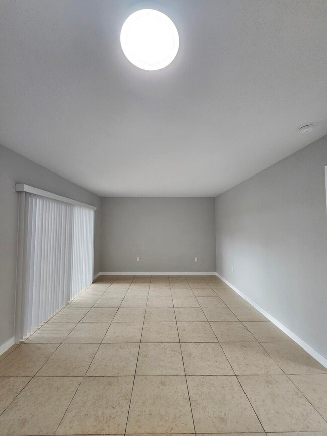 Building Photo - 1545 Lake Crystal Dr