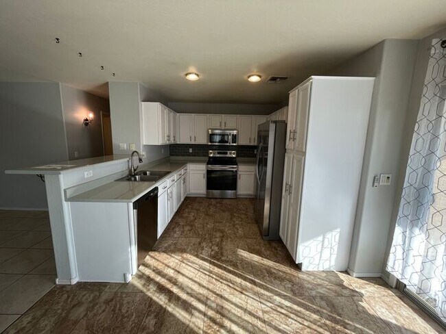 Building Photo - READY TO VIEW NOW! Gorgeous 3 Bed 2 Bath i...