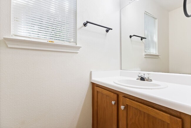 Building Photo - 3 Bedroom/2 1/2 Bath Wildhorse Subdivision