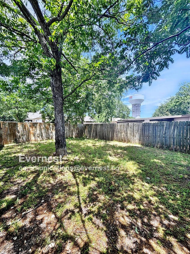 Building Photo - 807 Meadow Mead Dr