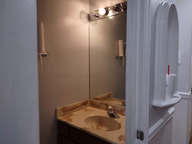 Building Photo - 2 bedroom 1.5 bath condo near ETSU