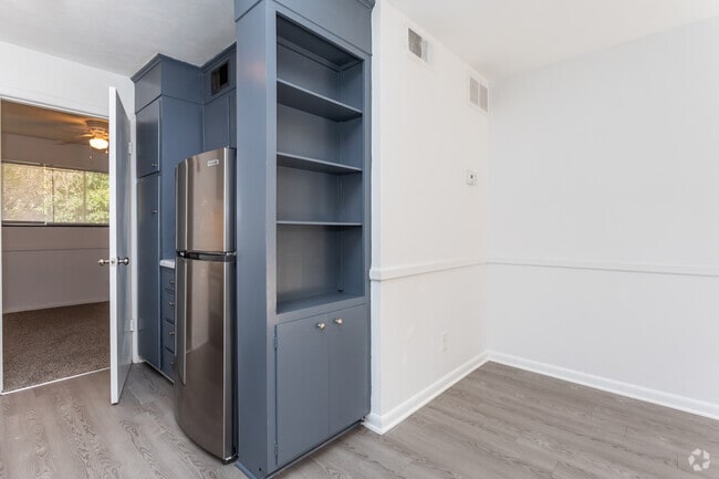 1BR, 1BA - Living Area - 402 Lewis Street