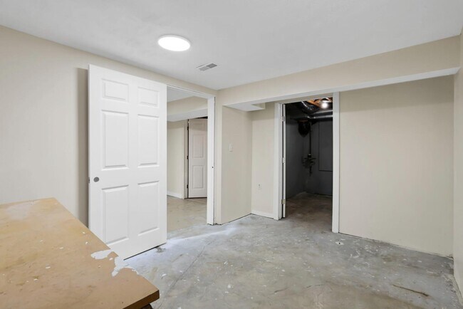 Building Photo - 5541 Mid Day Dr