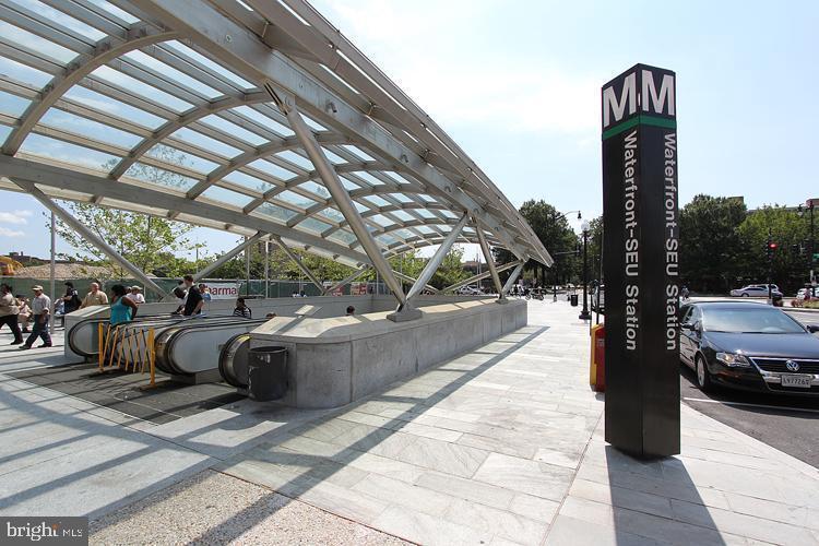 3 Block Walk to Metro - 350 G St SW