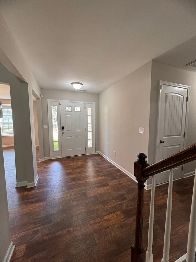 Building Photo - 5BR 3BA Home with Screened Porch