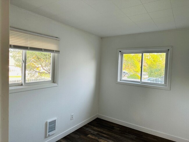 Building Photo - 4 bedroom, 1 bath. Pets Ok, Remodeled in 2...