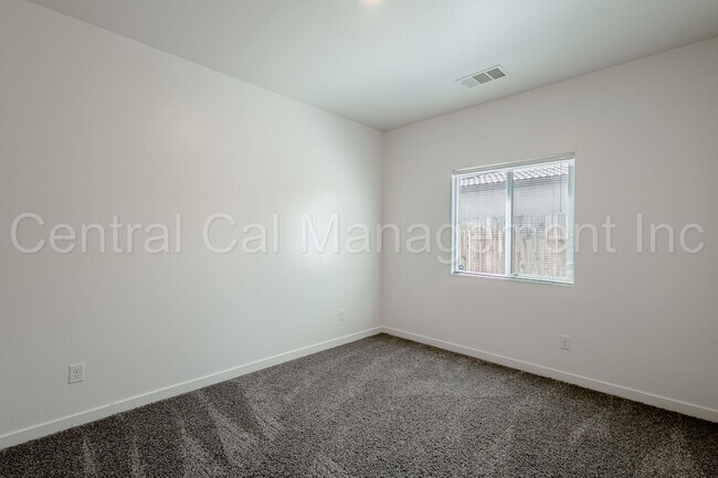 Building Photo - 4 bedroom 2 bath  Home in the Desired Sout...
