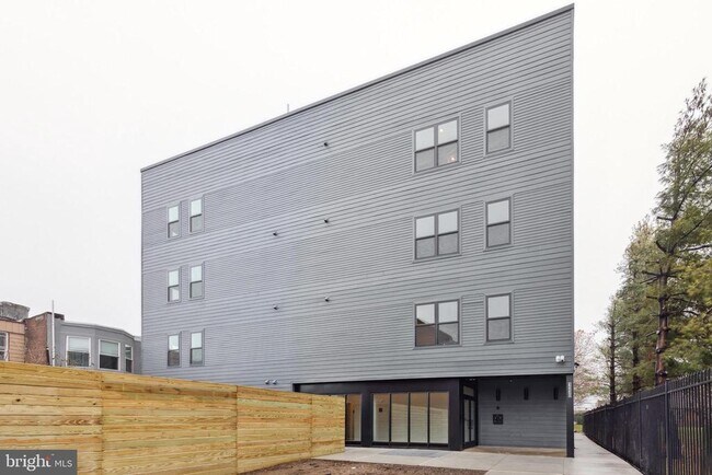 Building Photo - 1330 S Patton St