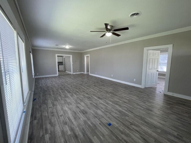 Building Photo - 3 bed, 1 bath with lots of updates! New fl...