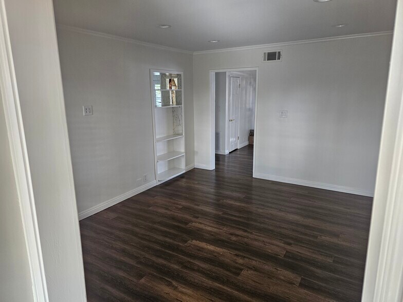 Building Photo - 3250 Lowry Rd