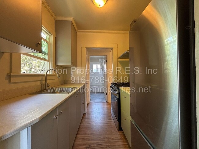 Building Photo - Updated Cottage - Downtown Roseville - 1 B...