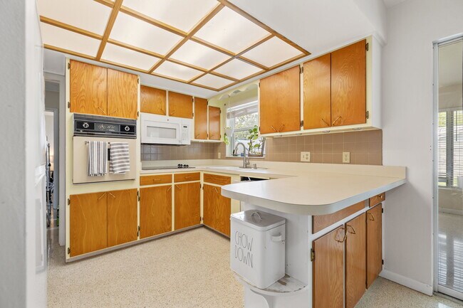Building Photo - 1501 San Helen Dr