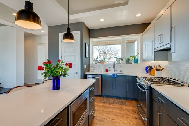 Building Photo - 4 Bedroom/3.5 Bath home overlooking the ci...
