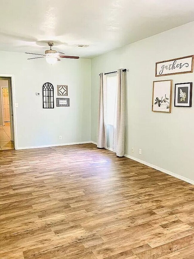 Building Photo - 4 bed 2 bath house for rent!