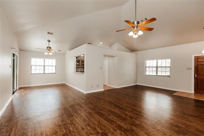Building Photo - 208 S Cougar Ave
