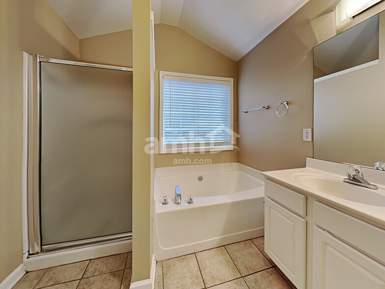 Building Photo - 1584 Silver Ridge Dr