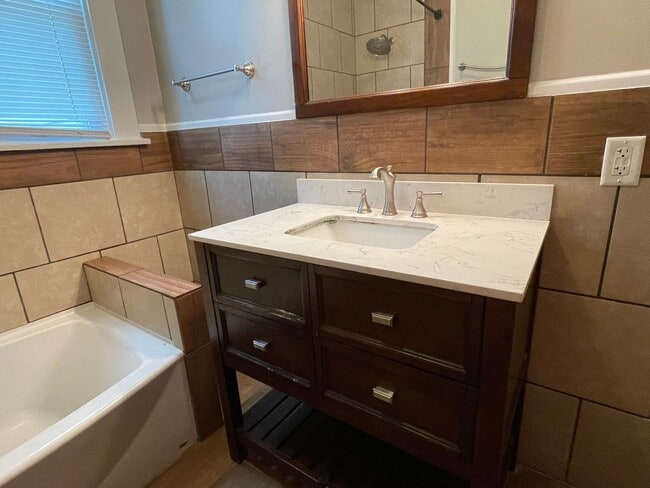 Building Photo - 3 Bedroom 1 Bath Single story