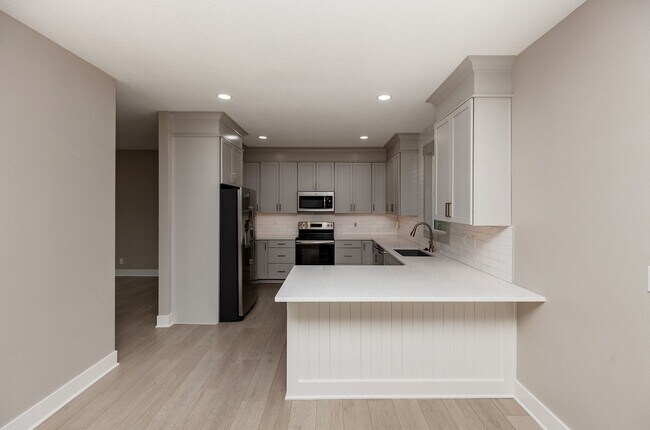 Building Photo - THOUGHTFULLY UPDATED!! 4 Bedroom, 3 Bathroom Home in Urbandale!