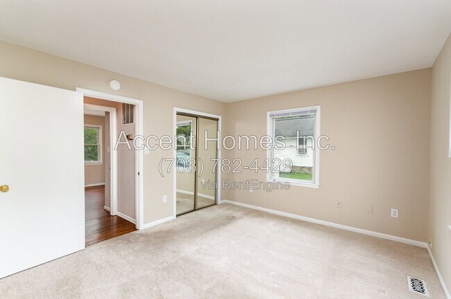 Building Photo - 210 S 26th St