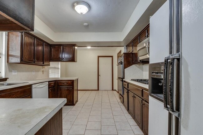 Building Photo - 2013 Tanglewood Dr