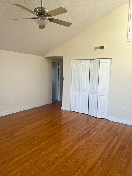 Building Photo - 896 Quinnipiac Ave
