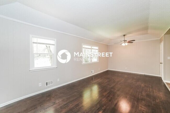 Building Photo - 3 Bedroom Pet-Friendly Home in BLUE SPRINGS, MO with Main Street Renewal