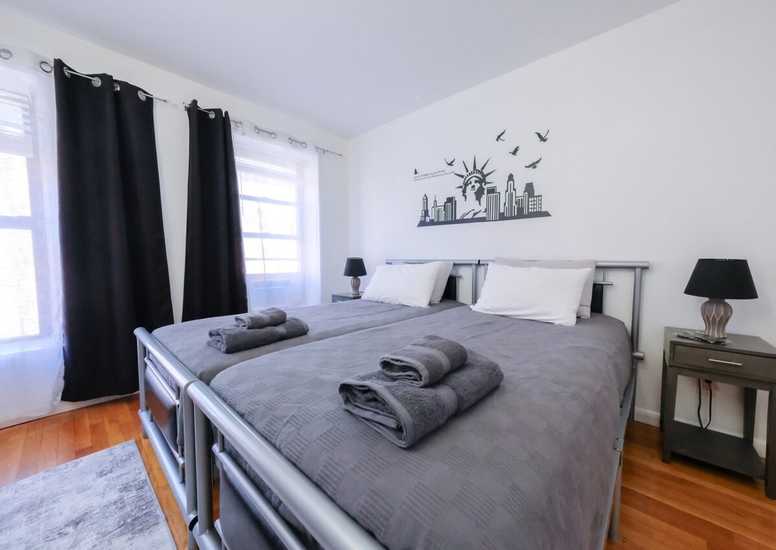 Building Photo - 305 E 104th St