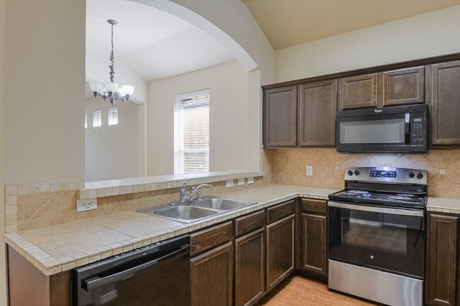 Building Photo - Available Now! Nice 3 Bedroom Townhouse lo...