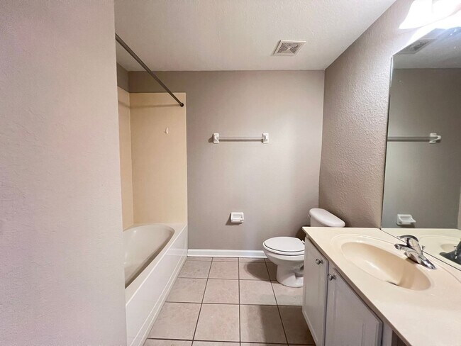 Building Photo - Great townhouse -  available now!