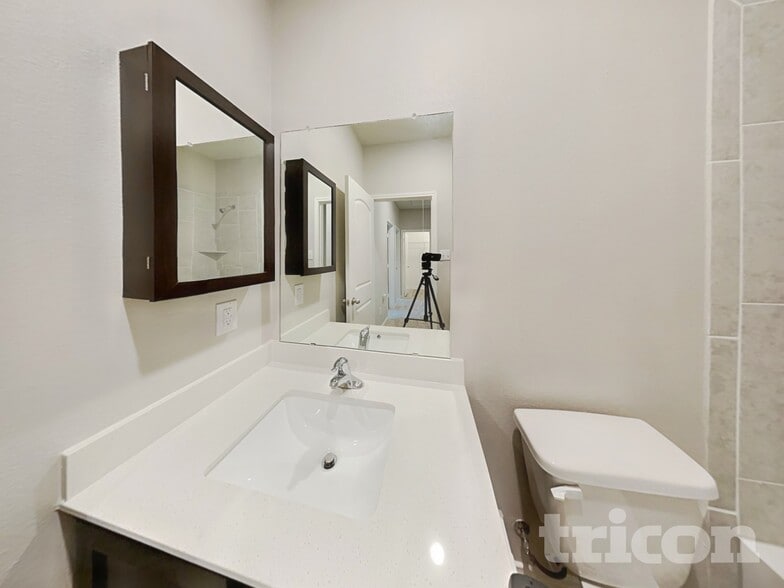 Building Photo - 125 Bush Dr