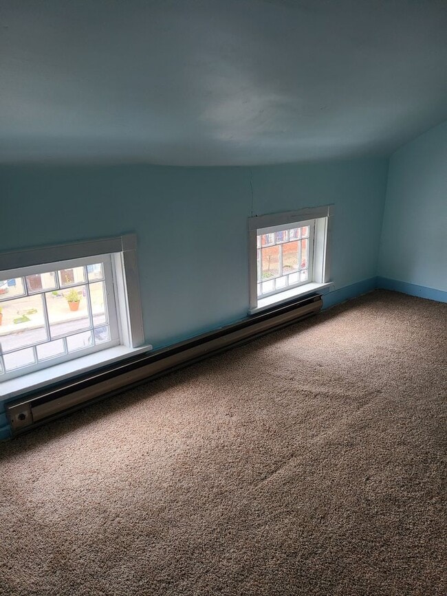 Building Photo - Spacious 2 Bedroom Home with possible 3rd bedroom or office space!