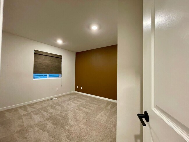Building Photo - 18406 SW Buckhorn Dr