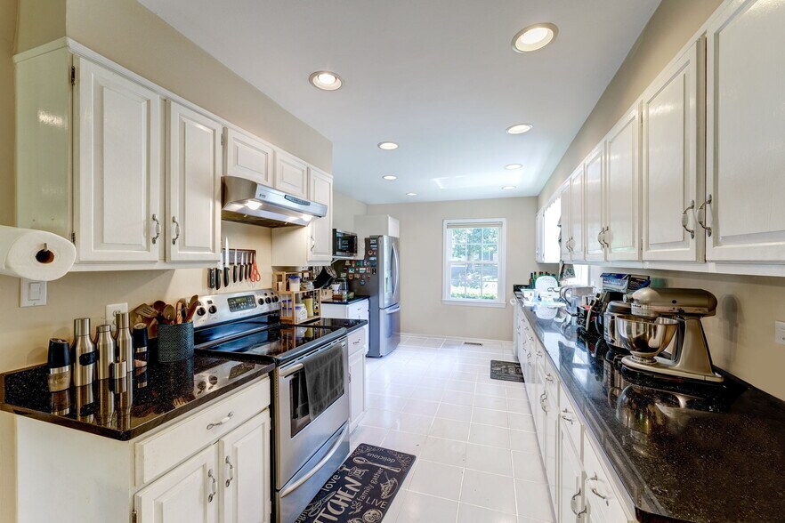 Gourmet kitchen sports granite counters! - 10108 Donegal Ct