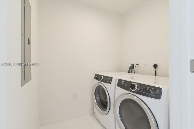 Building Photo - 851 NE 1st Ave