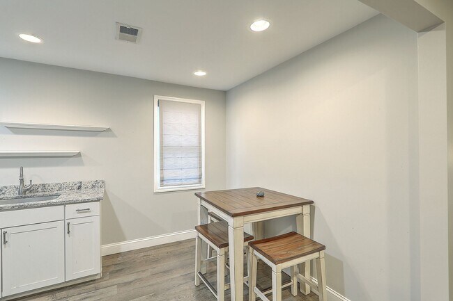 Building Photo - Renovated Home in the Heart of West Ashley!