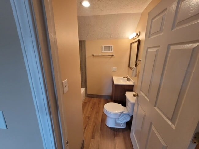 Building Photo - Maryville 37804 - Updated 1 bedroom, 1 bath unit - Call Tim Tipton 865-806-7255