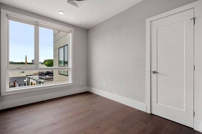 Building Photo - SEPTEMBER 1 - 1 bedroom apartment In Jamai...