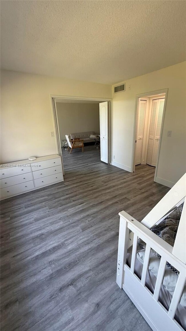 Building Photo - 2901 S Palm Aire Dr