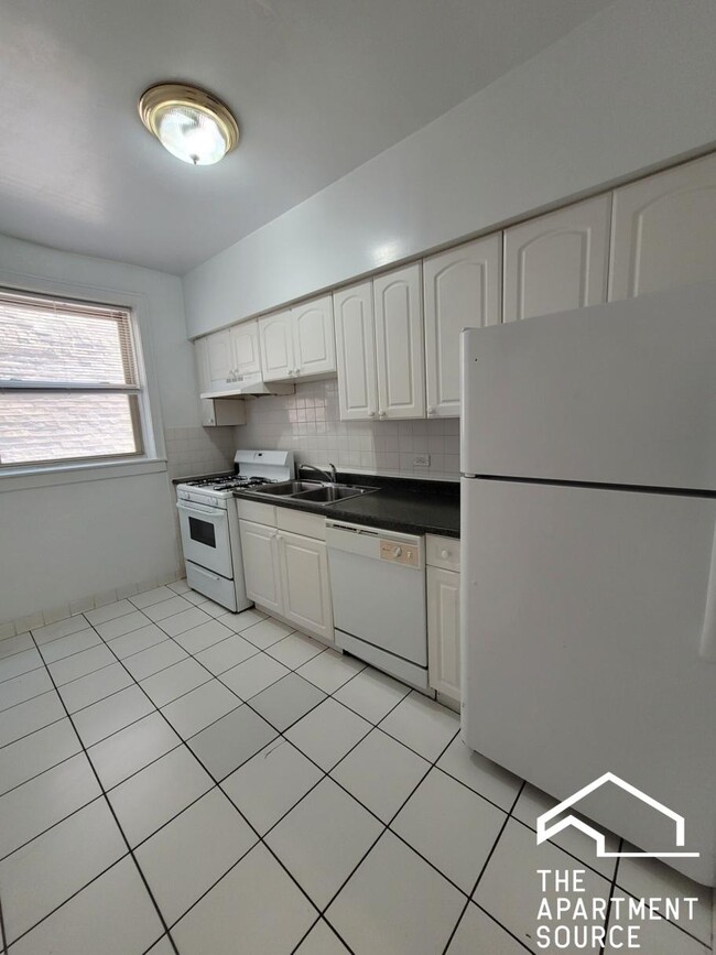 Building Photo - 916 Reba Pl
