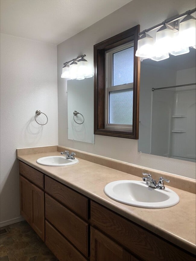 Building Photo - 3 Bedroom 2 Bath Single Family Home