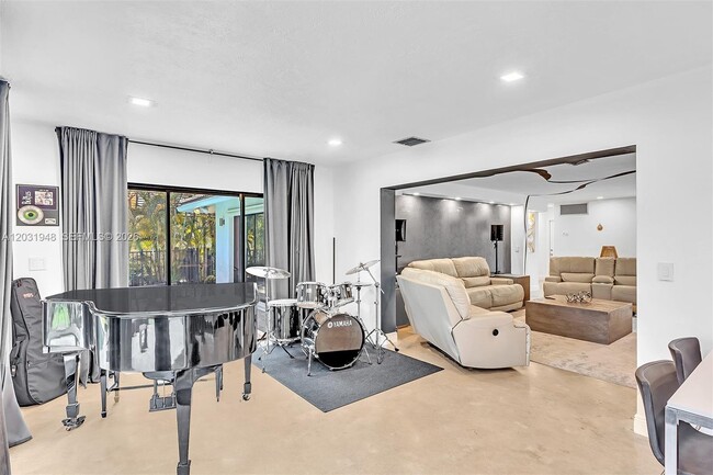 Building Photo - 5602 S Travelers Palm Ln
