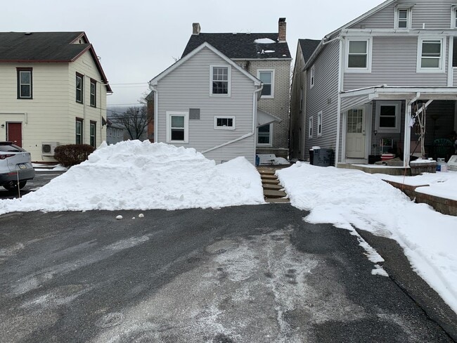 Building Photo - 3 Bedroom 1.5 Bathroom Emmaus Single in th...