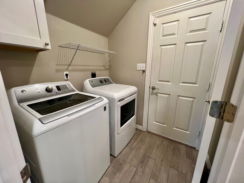 Building Photo - 9916 Landry Dr
