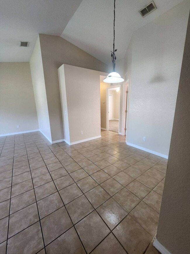 Building Photo - Three Bedroom Two Bath - Auburndale