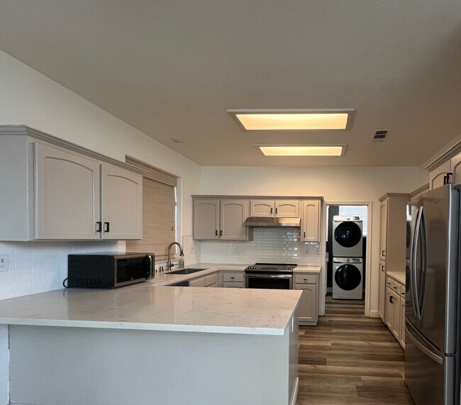 Building Photo - 1098 E Monticello Cir