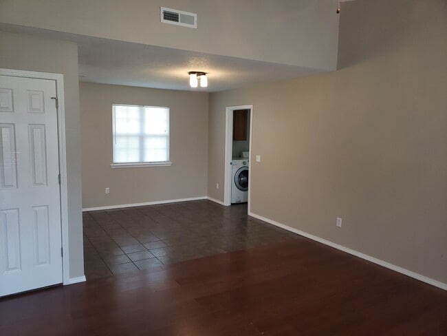 Building Photo - Nice 3 bedroom 2 bath in Farmington