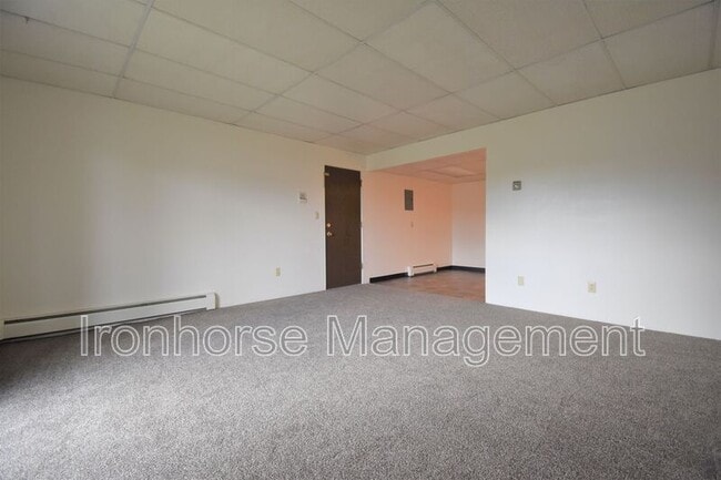 Building Photo - 805 W Villard St