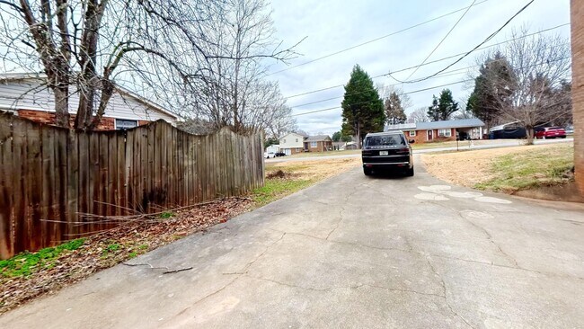 Building Photo - 3695 Weyland Dr