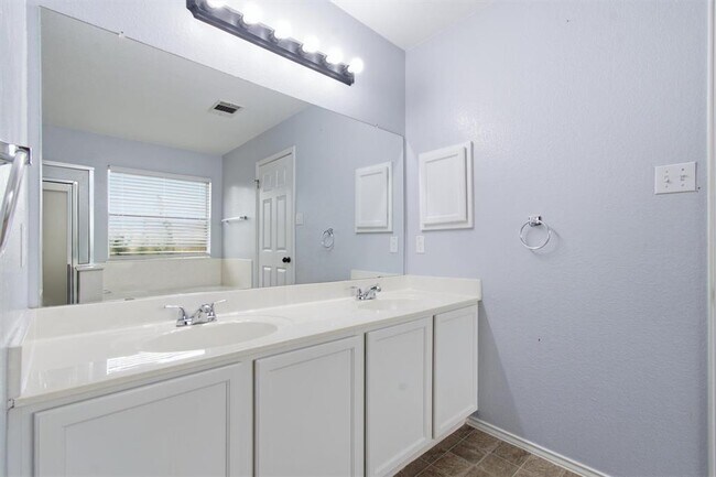 Building Photo - 1806 Carriage Hills Trail